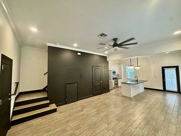 331 N Trask St — Photo 9
