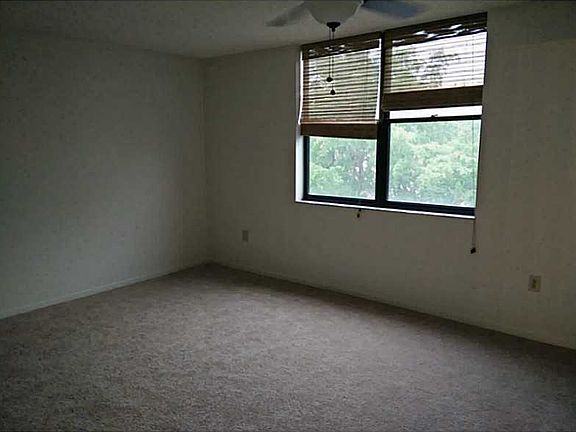 4th image of 919 Hillcrest Dr APT 411