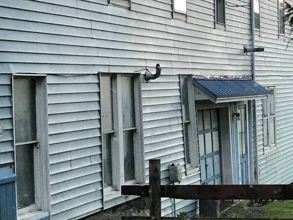 Side view with overhead door