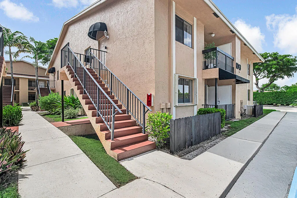 2 bed, 2.0 bath, 855 sqft, $2,100 — Photo 1