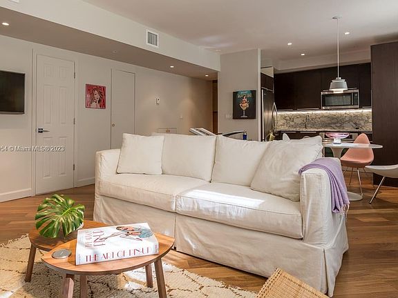 4th image of 927 Euclid Ave APT 2