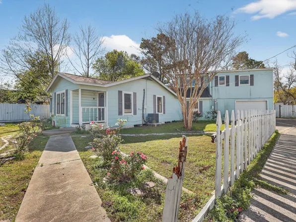 712 E Peach St, Angleton, TX 77515