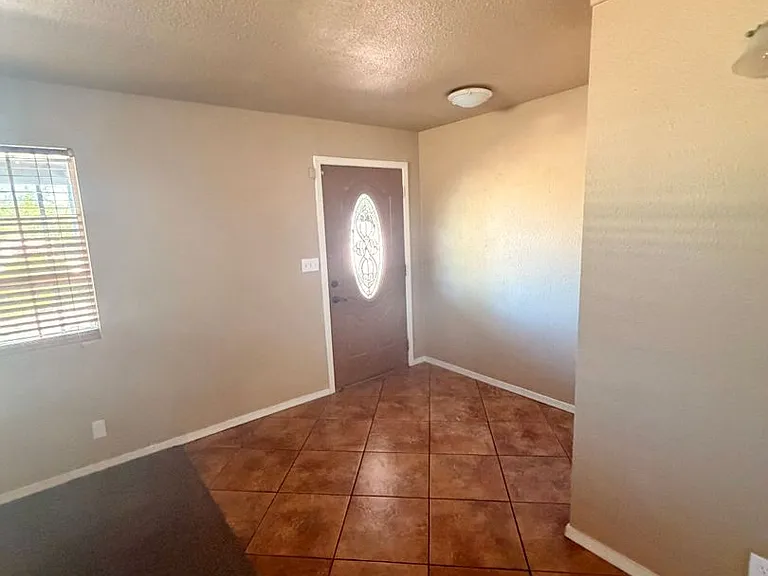164 E Martin Dr — Photo 2