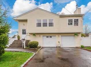 41 Kenyon Ave, West Babylon, NY 11704