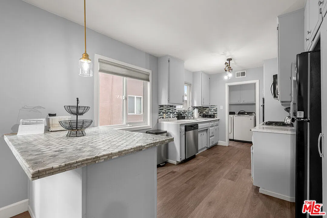 4 bed, 2.0 bath, 1827 sqft, $4,995 — Photo 4