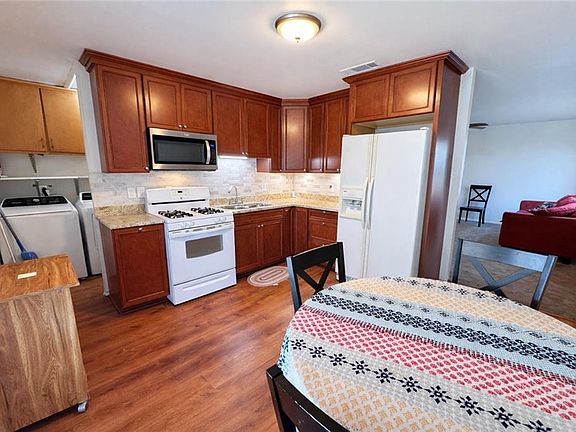 5th image of 181 Rosalie Dr