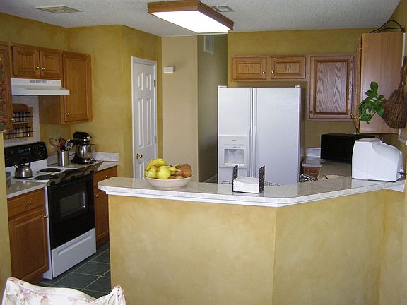 kitchen - refrigerator stays!