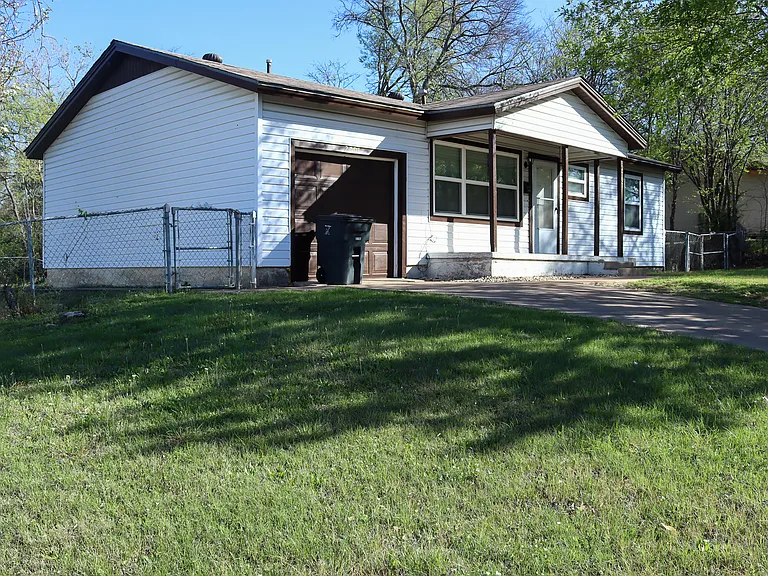 2701 Hillside Dr — Photo 3