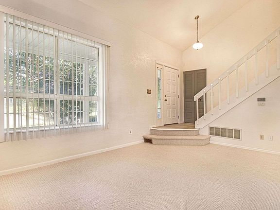 4th image of 18139 Crownhill Dr