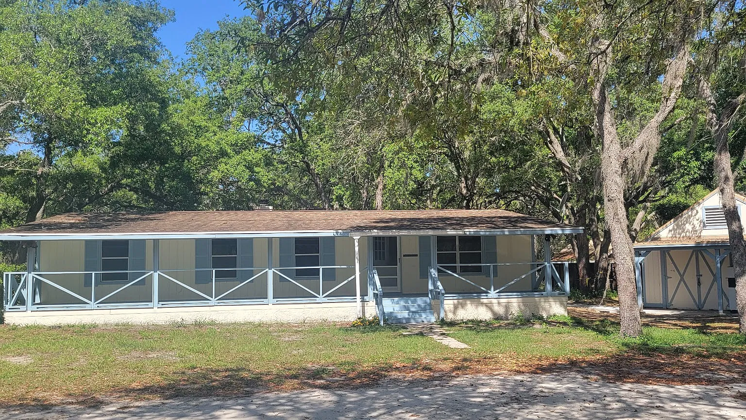 2 bed 2 bath with a den and a large family room on 3.9 acres — Photo 1