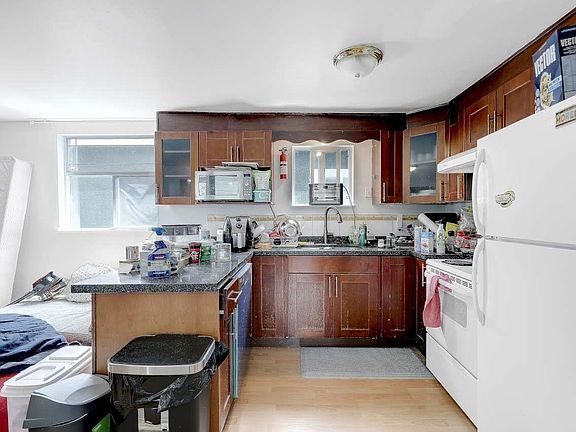 4th image of 4265 Slocan St