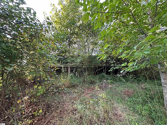 3rd image of 144 Yvonne Dr