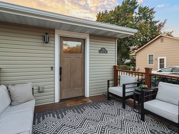 4th image of 106 12th Ave NW