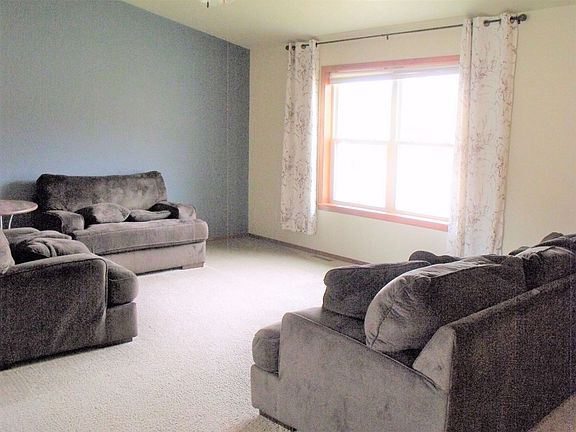 21 x 13 sunny LR with Vaulted ceilings.