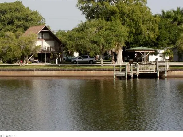 801 Riverside Dr SW, Moore Haven, FL 33471