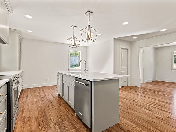 5th image of 1502 Maple Dr NW