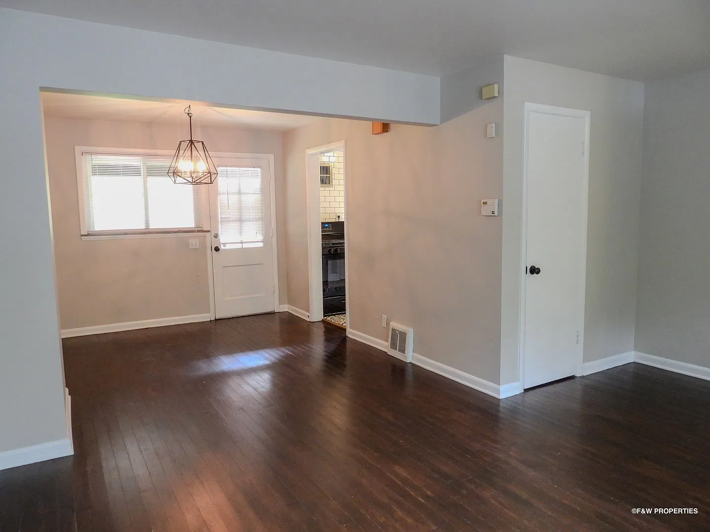 Beautiful 2BR condo located in Clintonville with hardwood floors, W/D hookups &unfinished basement. — Photo 3