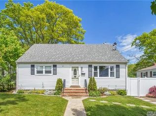 60 Ithaca St, Lindenhurst, NY 11757