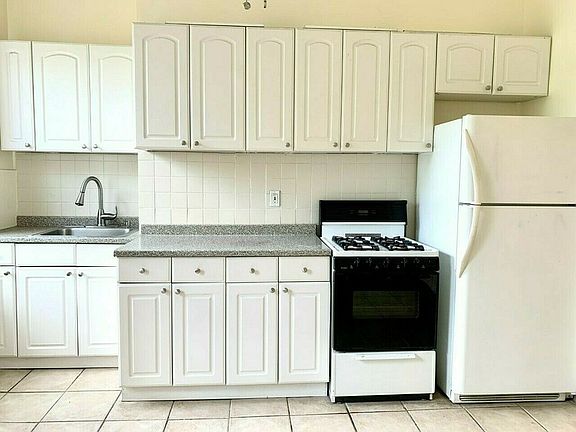 3rd image of 609 Lorimer St Floor 2