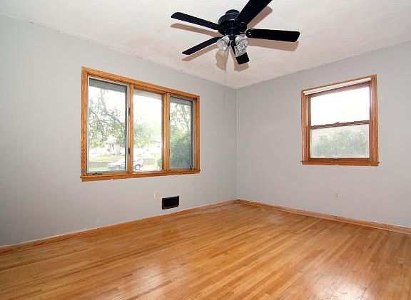 4th image of 985 Sperl St