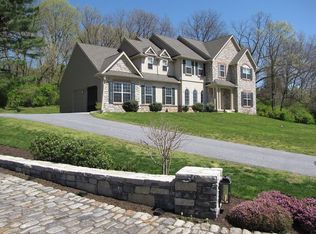 220 Deerfield Dr, Lancaster, PA 17602