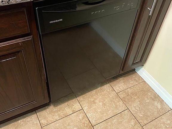 5th image of 3684 Watseka Ave #101