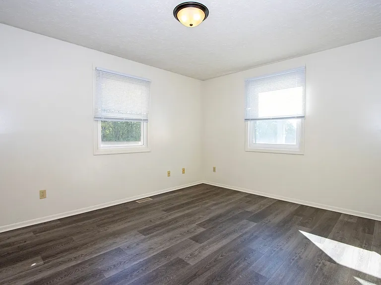 240 Collier Dr #10 — Photo 10