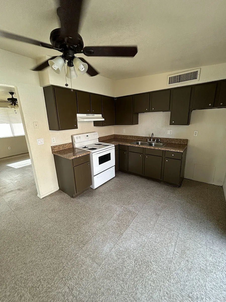 Building Photo - 1820 E Adelaide Dr #800