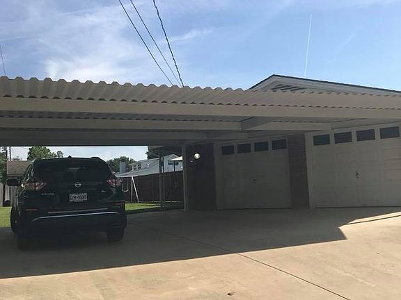 2-Car Garage w/Carport