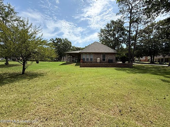 5th image of 1006 Woods Rd