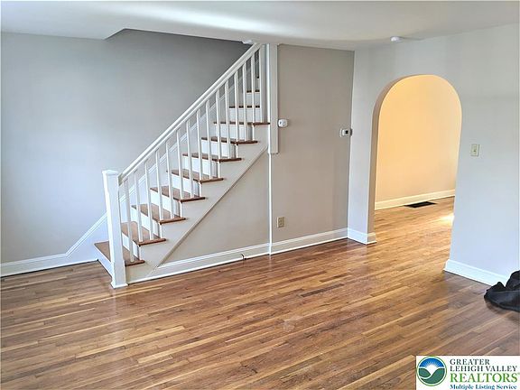 4th image of 703 Spring St