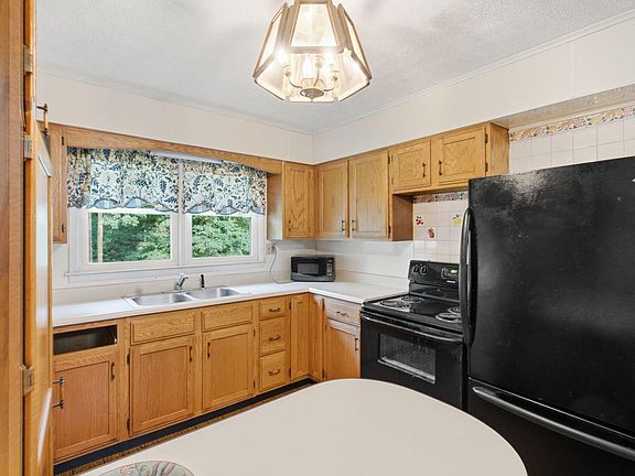 3rd image of 70 Resurrection Rd