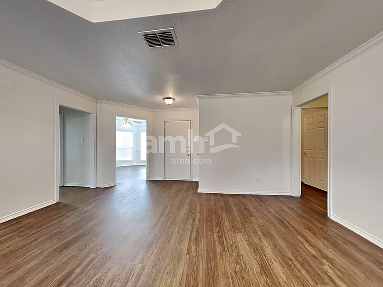 1082 Springhill Dr — Photo 8