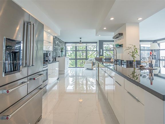 5th image of 800 Parkview Dr APT 910
