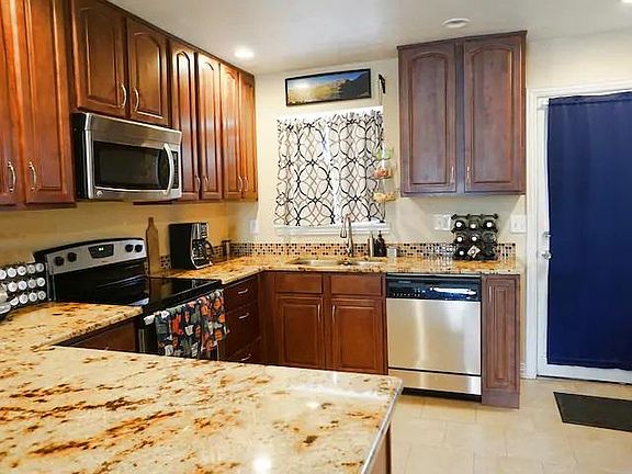 Kitchen: granite countertops, stainless appliances