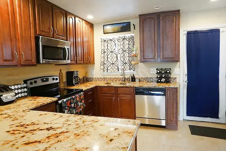 Kitchen: granite countertops, stainless appliances