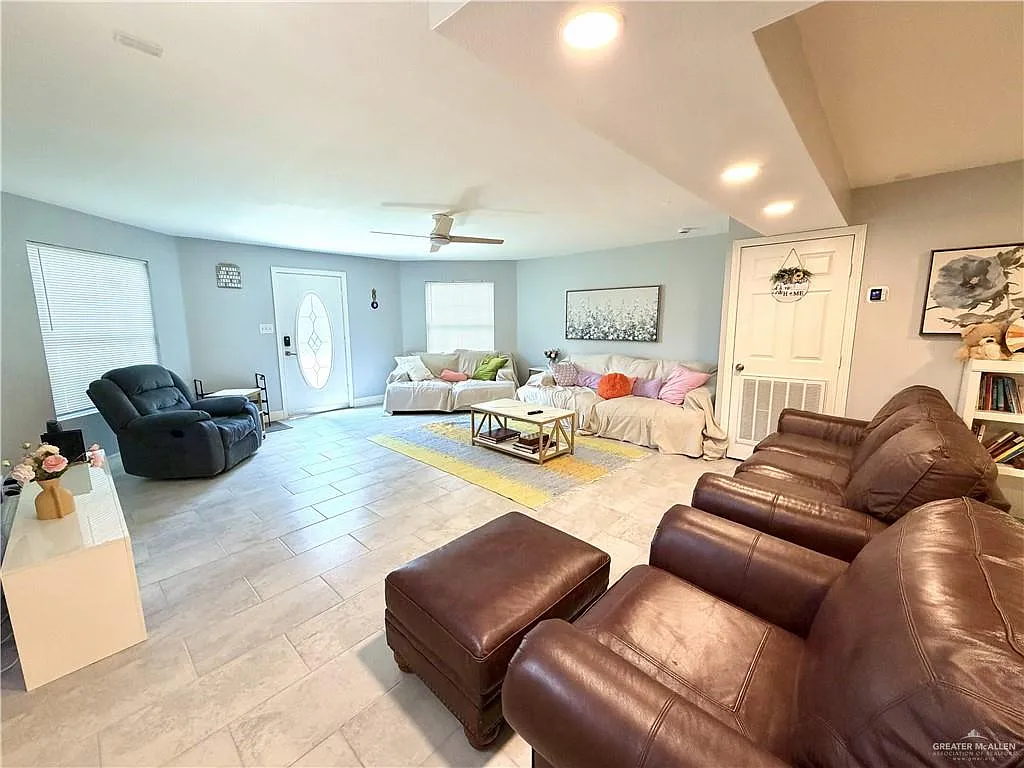4 bed, 3.0 bath, 3030 sqft, $2,250 — Photo 3