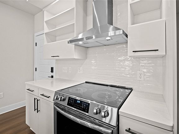 4th image of 3329 SE Mp Pkwy #303