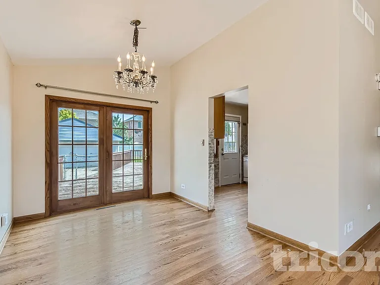 8147 N Chester Ave — Photo 5