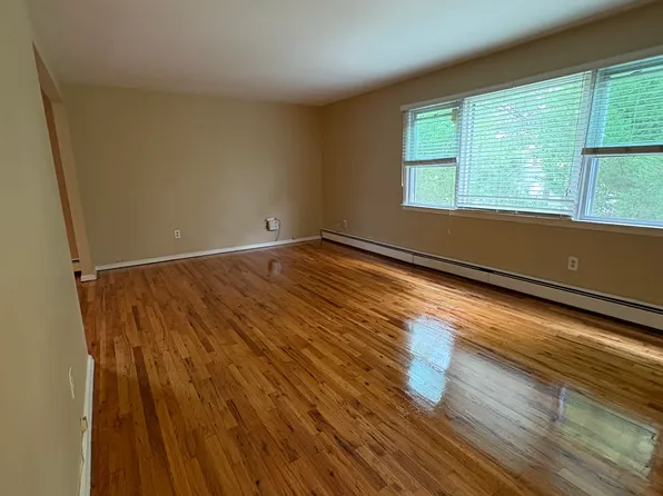 (undisclosed Address), Lynbrook, NY 11563