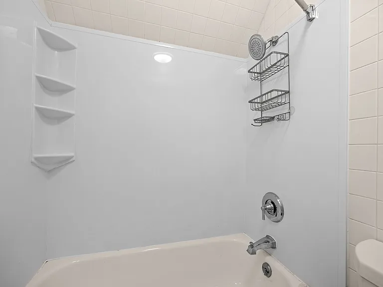 Thomas Logan Apartments — Photo 13