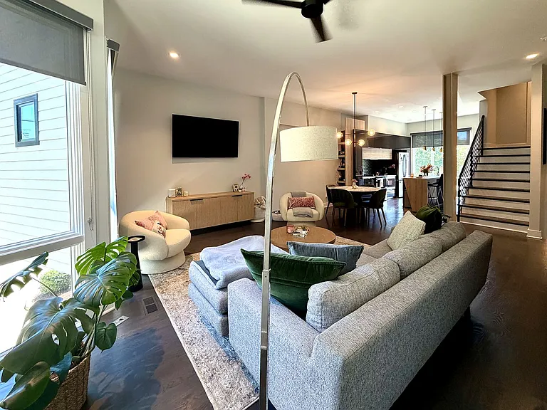 1070 Kenilworth Ave — Photo 9
