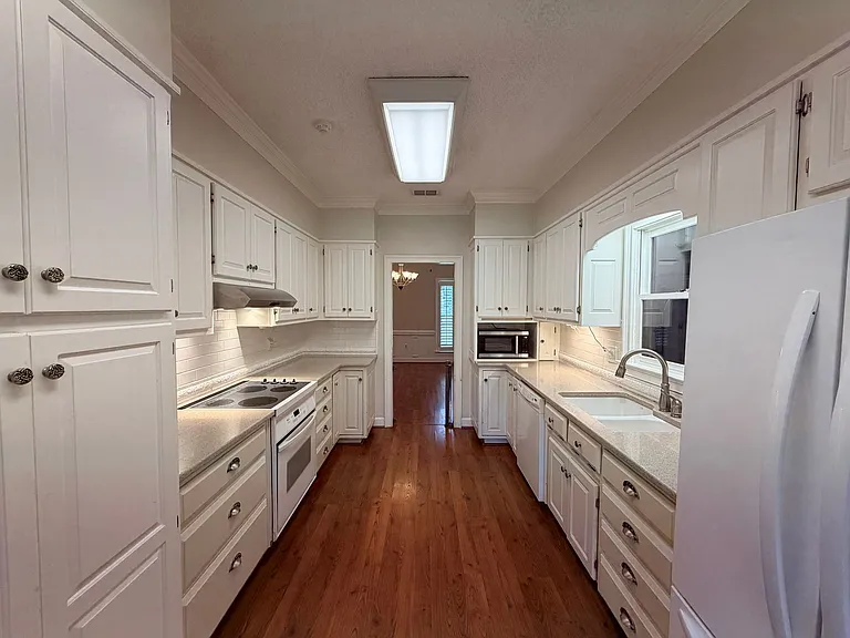 1009 Williamsburg Dr — Photo 7