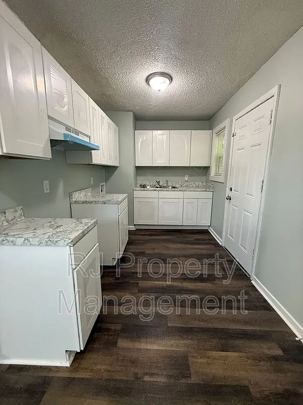 3 bed, 1.0 bath, 888 sqft, $1,095 — Photo 4