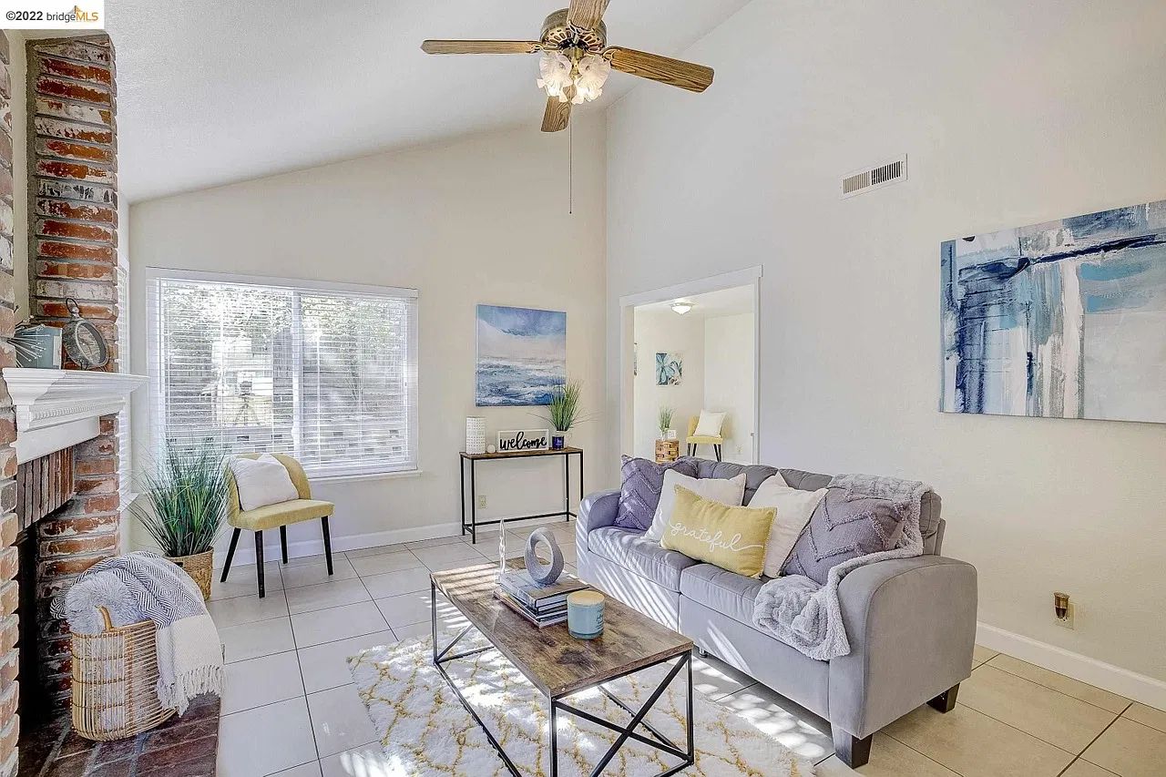 3 bed, 2.5 bath, 1422 sqft, $3,800 — Photo 3