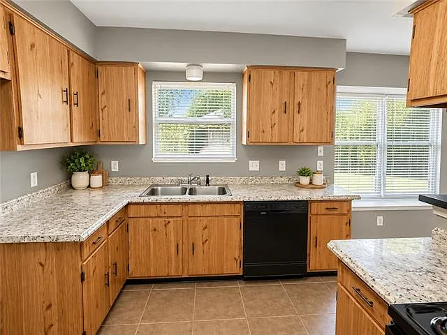 2 bed, 1.0 bath, 1025 sqft, $1,349 — Photo 3