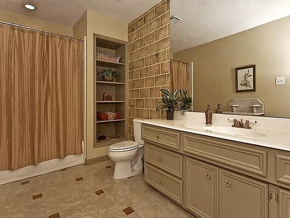 2nd image of 3002 Wren Ln