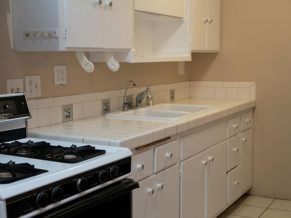 4th image of 616 N St Andrews Pl APT 2