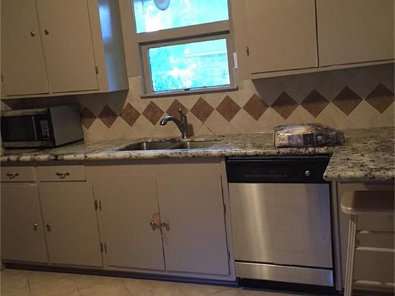 3rd image of 511 Lakeview Dr