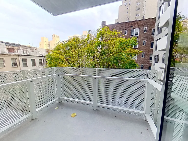 515 E 86th St #605 — Photo 3